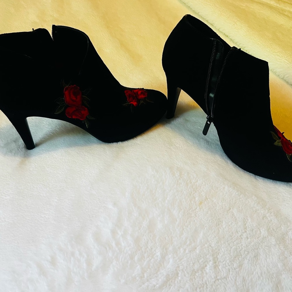like new only wear them for a few hours, I’m a size 71/2 and they fit perfect.